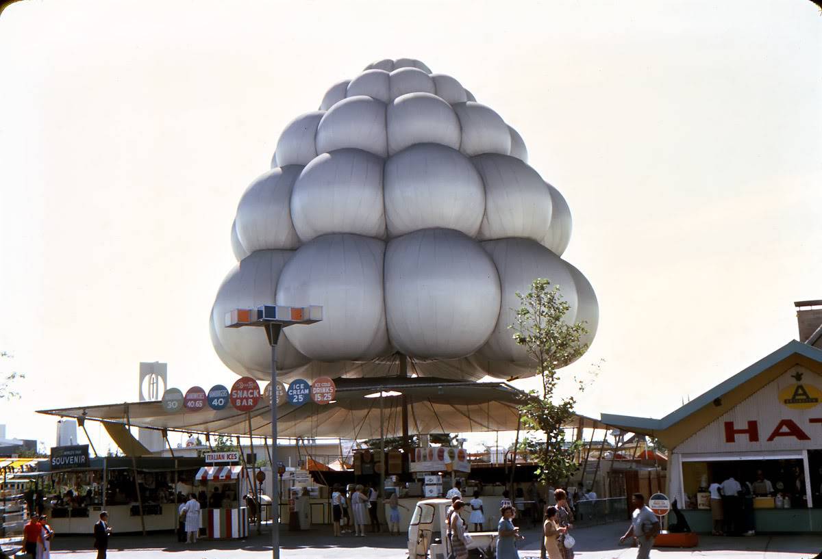 Victor Lundy's Space Flowers (AKA Brass Rail Inflatables) Building